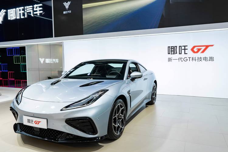 惠州155哪吒汽车在智能汽车领域的表现，领途汽车在新能源汽车市场中的影响力